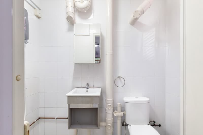 337 Clementi Avenue 2 HDB Flat For Sale at S$ 800,000 | PropertyGuru Singapore - Bathroom