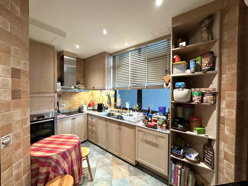 Parc Oasis Condominium For Sale at S$ 1,600,000 | PropertyGuru Singapore - Kitchen