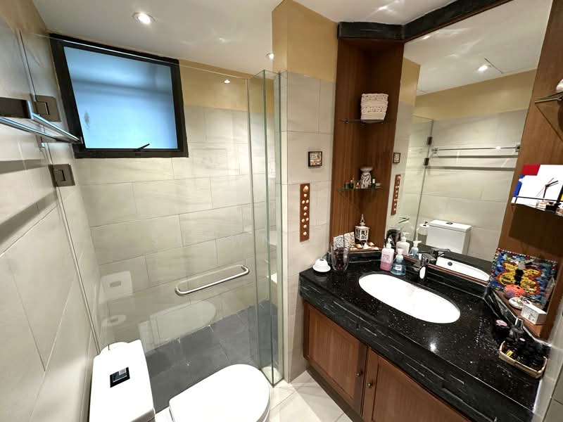 Parc Oasis Condominium For Sale at S$ 1,600,000 | PropertyGuru Singapore - Common Toilet