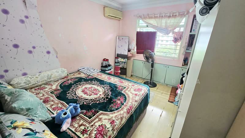 174D Edgedale Plains HDB Flat For Sale at S$ 600,000 | PropertyGuru Singapore - Bedroom