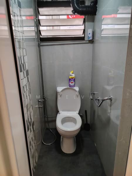 76 Lorong Limau, 76 Lorong Limau, 3 Bedrooms, 680 sqft, HDB Flat For Rent, by M. Selva, 500060278 - Bathroom - PropertyGuru.com.sg
