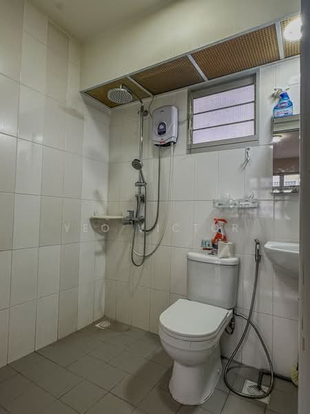 811A Choa Chu Kang Avenue 7 HDB Flat For Sale at S$ 500,000 | PropertyGuru Singapore - Bathroom