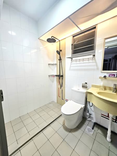 683A Edgedale Plains HDB Flat For Sale at S$ 780,000 | PropertyGuru Singapore - Master Bathroom