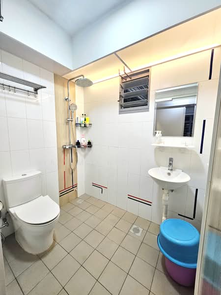 683A Edgedale Plains HDB Flat For Sale at S$ 780,000 | PropertyGuru Singapore - Common Bathroom