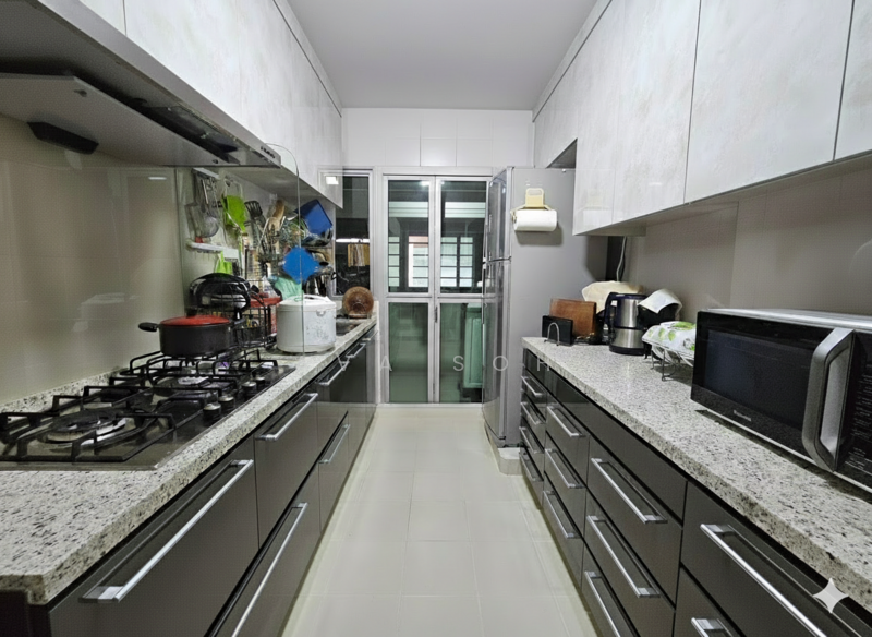 671A Edgefield Plains HDB Flat For Sale at S$ 678,000 | PropertyGuru Singapore - Kitchen