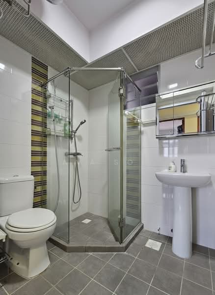 671A Edgefield Plains HDB Flat For Sale at S$ 678,000 | PropertyGuru Singapore - Bathroom
