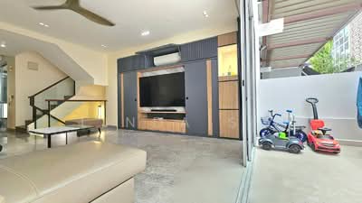 For Sale - $990psf❤️ Freehold ❤4015sf ❤Cluster Landed ❤️Renovate❤️6bed 5bath ❤️3min Pasir Panjang MRT Vivo West