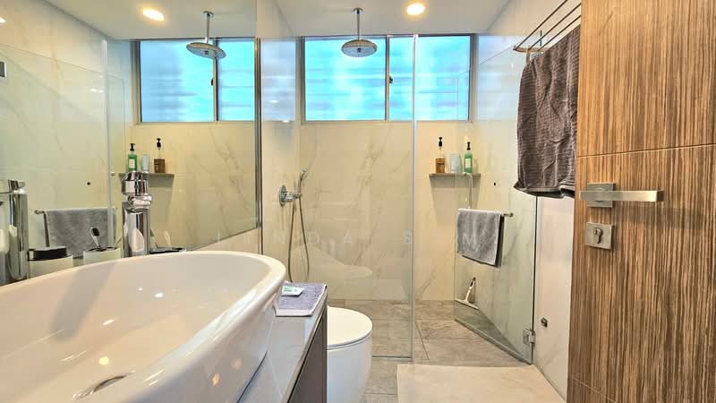 $990psf❤️ Freehold ❤4015sf ❤Cluster Landed ❤️Renovate❤️6bed 5bath ❤️3min Pasir Panjang MRT Vivo West Cluster House For Sale at S$ 3,999,999 | PropertyGuru Singapore - Bathroom