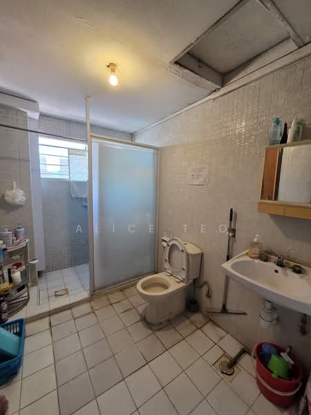 Sun Court, 21 Lorong Kilat, Room Rental, 150 sqft, Apartment For Rent, by Alice Teo, 500060371 - Bathroom - PropertyGuru.com.sg