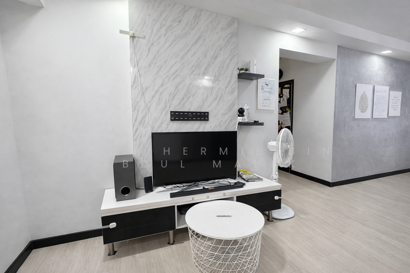 426D Yishun Avenue 11 HDB Flat For Sale at S$ 570,000 | PropertyGuru Singapore - Living Room