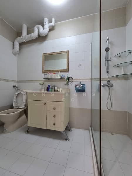 787 Choa Chu Kang North 6, 787 Choa Chu Kang North 6, 3 Bedrooms, 1,388 sqft, HDB Flat For Rent, by Ong Kong Joo, 500060408 - Bathroom - PropertyGuru.com.sg