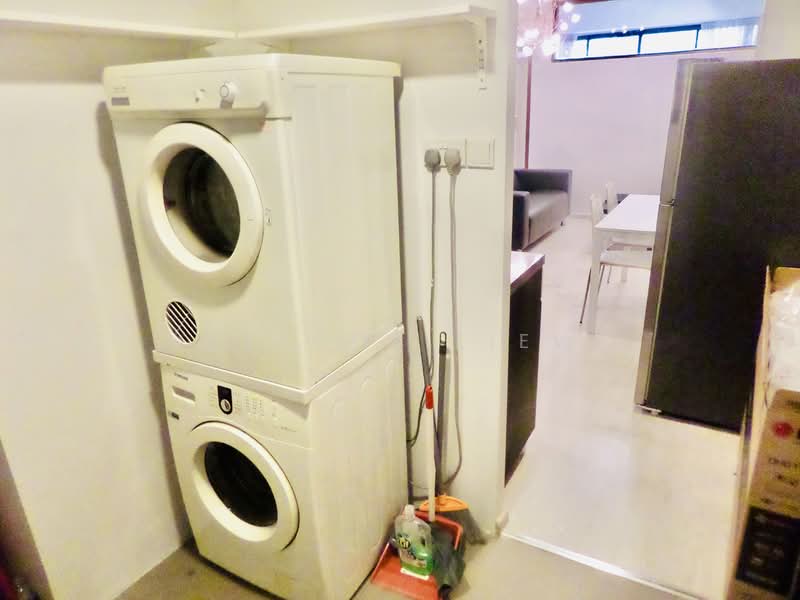 International Plaza Apartment For Sale at S$ 1,460,000 | PropertyGuru Singapore