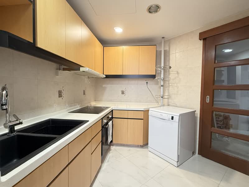 Eastpoint Green Condominium For Sale at S$ 1,480,000 | PropertyGuru Singapore - Kitchen