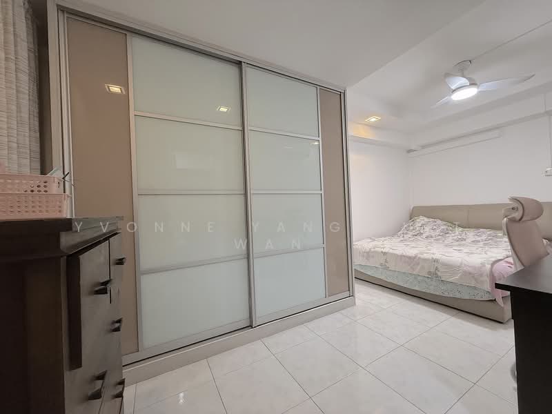 625 Bukit Batok Central HDB Flat For Sale at S$ 688,000 | PropertyGuru Singapore - Master Bedroom