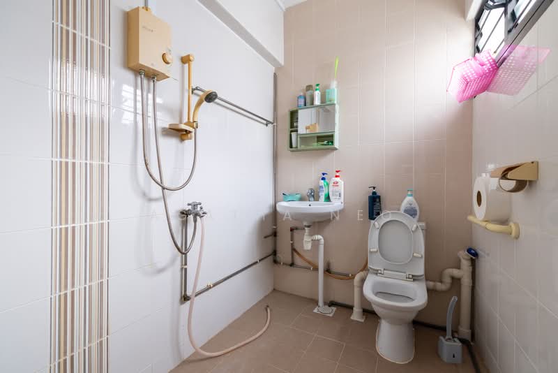 126 Geylang East Avenue 1 HDB Flat For Sale at S$ 750,000 | PropertyGuru Singapore - Bathroom