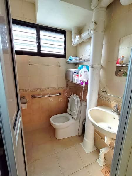 301 Clementi Avenue 4 HDB Flat For Sale at S$ 598,000 | PropertyGuru Singapore - Bathroom