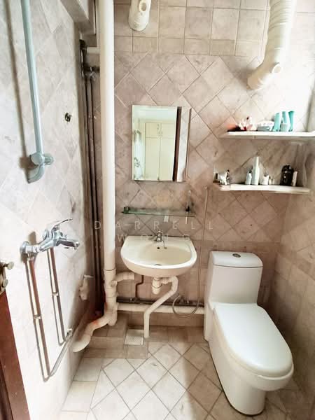 301 Clementi Avenue 4 HDB Flat For Sale at S$ 598,000 | PropertyGuru Singapore - Bathroom