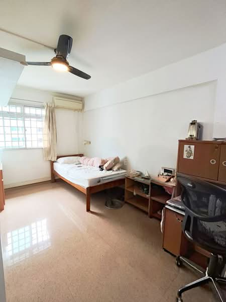 301 Clementi Avenue 4 HDB Flat For Sale at S$ 598,000 | PropertyGuru Singapore - Bedroom