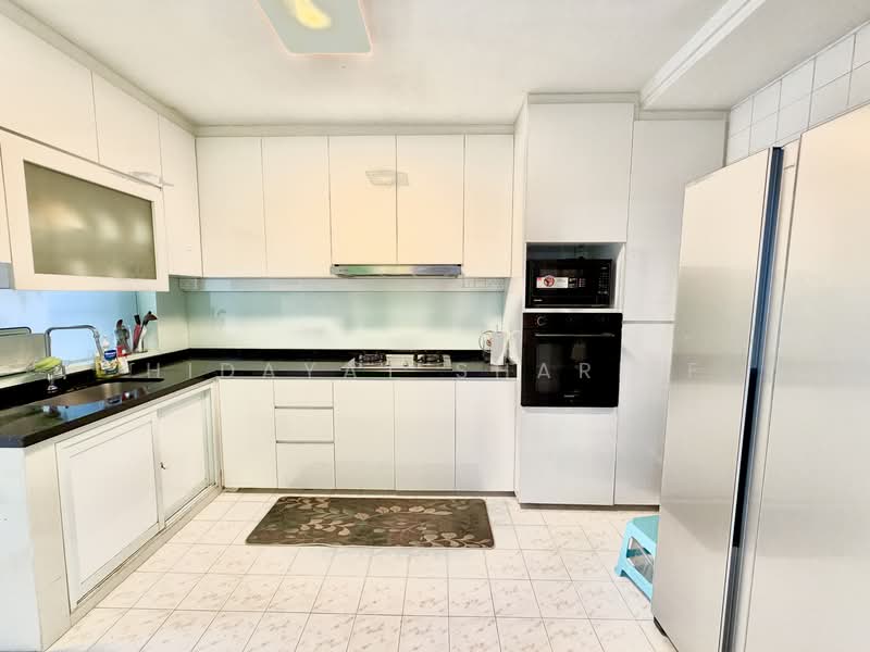 323 Woodlands Street 32 HDB Flat For Sale at S$ 990,000 | PropertyGuru Singapore - Kitchen