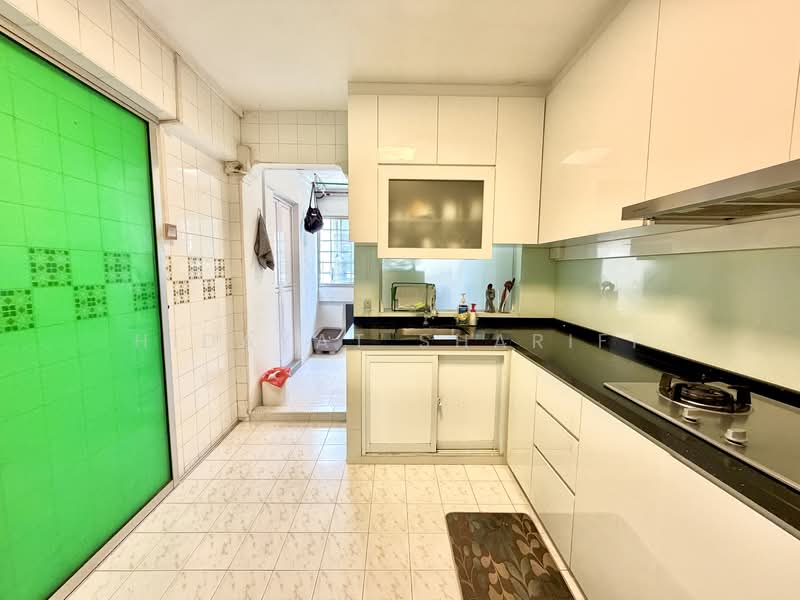 323 Woodlands Street 32 HDB Flat For Sale at S$ 990,000 | PropertyGuru Singapore - Kitchen