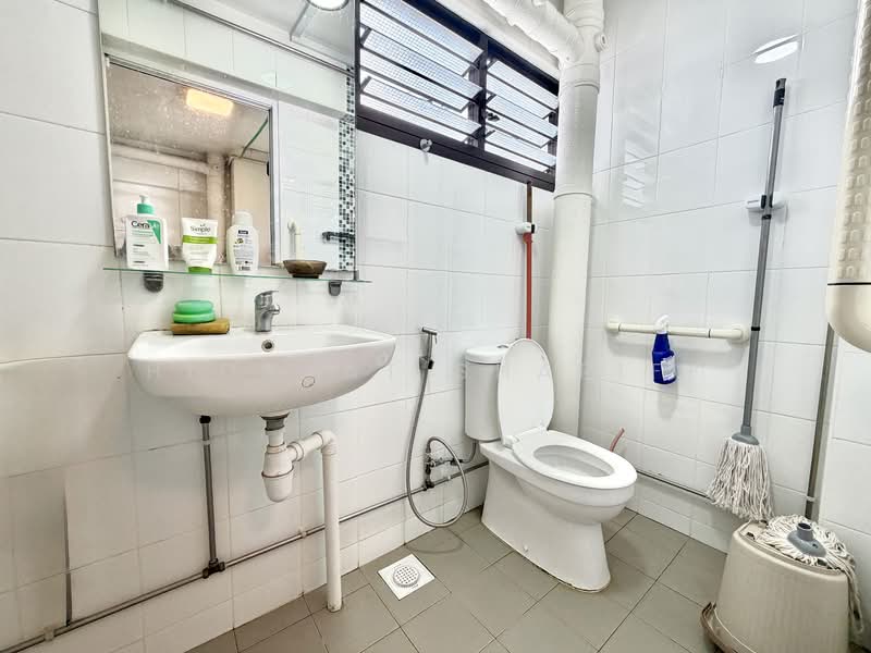 323 Woodlands Street 32 HDB Flat For Sale at S$ 990,000 | PropertyGuru Singapore - Bathroom