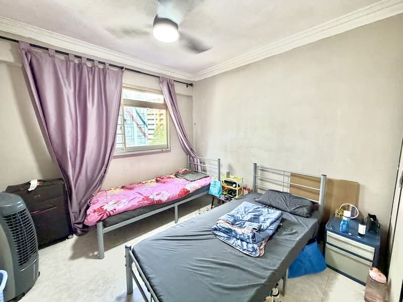 323 Woodlands Street 32 HDB Flat For Sale at S$ 990,000 | PropertyGuru Singapore - Bedroom
