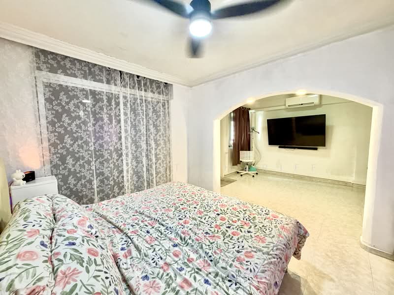 323 Woodlands Street 32 HDB Flat For Sale at S$ 990,000 | PropertyGuru Singapore - Bedroom