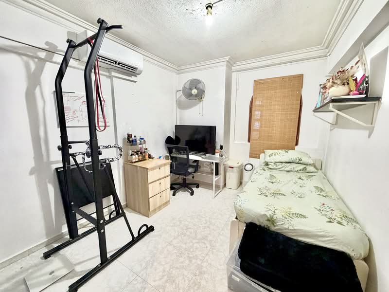 323 Woodlands Street 32 HDB Flat For Sale at S$ 990,000 | PropertyGuru Singapore - Bedroom