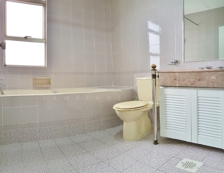 Leonie Condotel, 2 Leonie Hill Road, 4 Bedrooms, 2,715 sqft, Condominium For Rent, by Lawrence Hong, 500060590 - Bathroom - PropertyGuru.com.sg