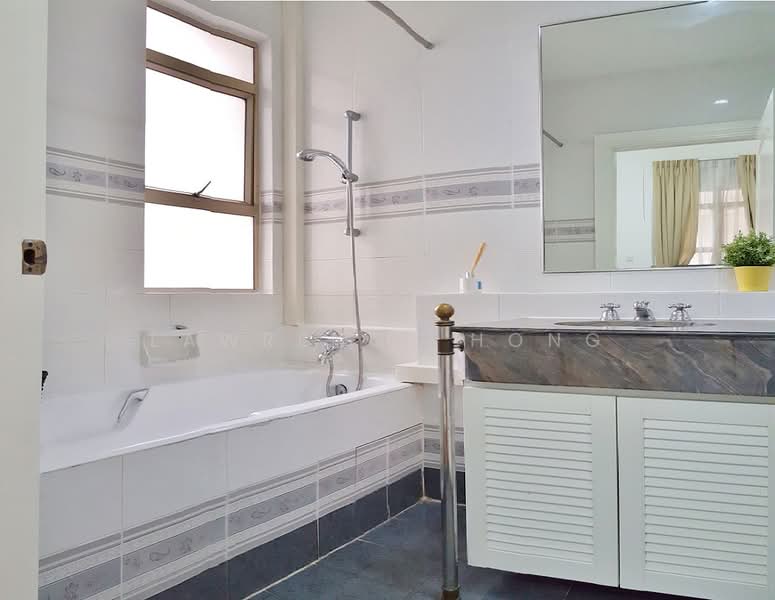 Leonie Condotel, 2 Leonie Hill Road, 4 Bedrooms, 2,715 sqft, Condominium For Rent, by Lawrence Hong, 500060590 - Bathroom - PropertyGuru.com.sg