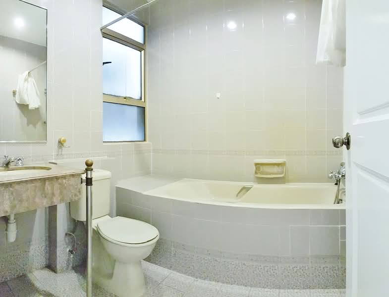 Leonie Condotel, 2 Leonie Hill Road, 4 Bedrooms, 2,568 sqft, Condominium For Rent, by Lawrence Hong, 500060590 - Bathroom - PropertyGuru.com.sg