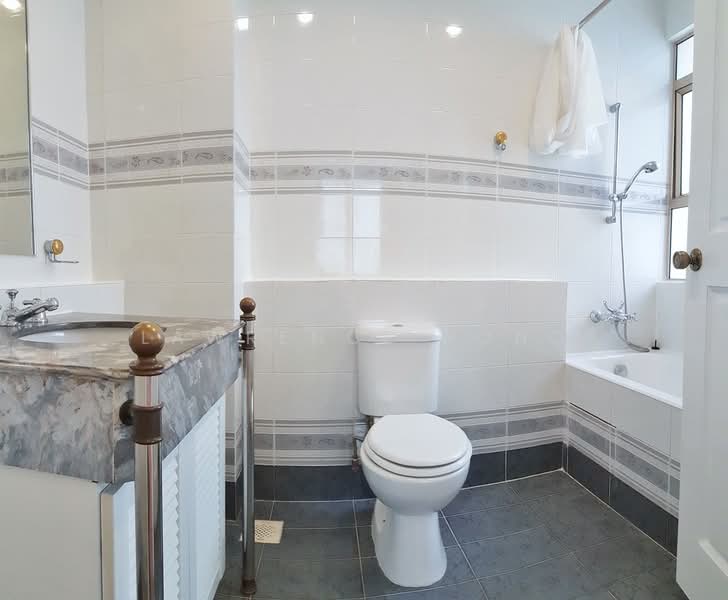 Leonie Condotel, 2 Leonie Hill Road, 4 Bedrooms, 2,568 sqft, Condominium For Rent, by Lawrence Hong, 500060590 - Bathroom - PropertyGuru.com.sg