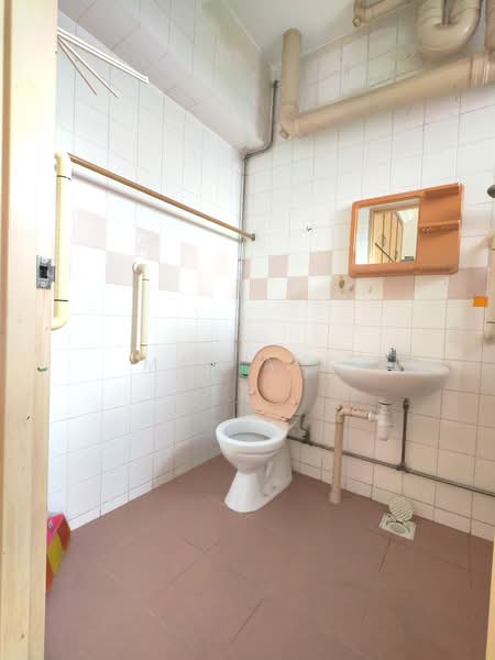 668D Jurong West Street 64 HDB Flat For Sale at S$ 560,000 | PropertyGuru Singapore - Bathroom