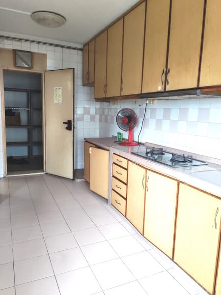 668D Jurong West Street 64 HDB Flat For Sale at S$ 560,000 | PropertyGuru Singapore - Kitchen