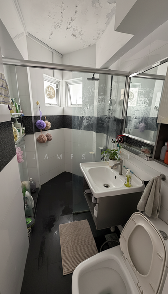 760 Jurong West Street 74 HDB Flat For Sale at S$ 828,000 | PropertyGuru Singapore - Bathroom