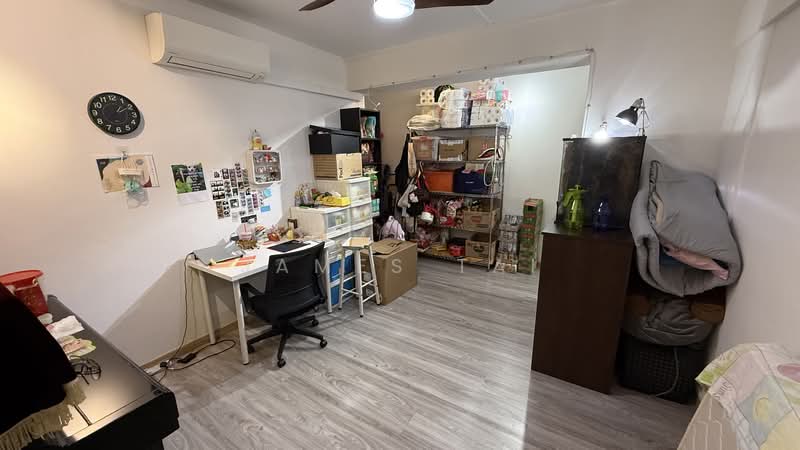 760 Jurong West Street 74 HDB Flat For Sale at S$ 828,000 | PropertyGuru Singapore - Study