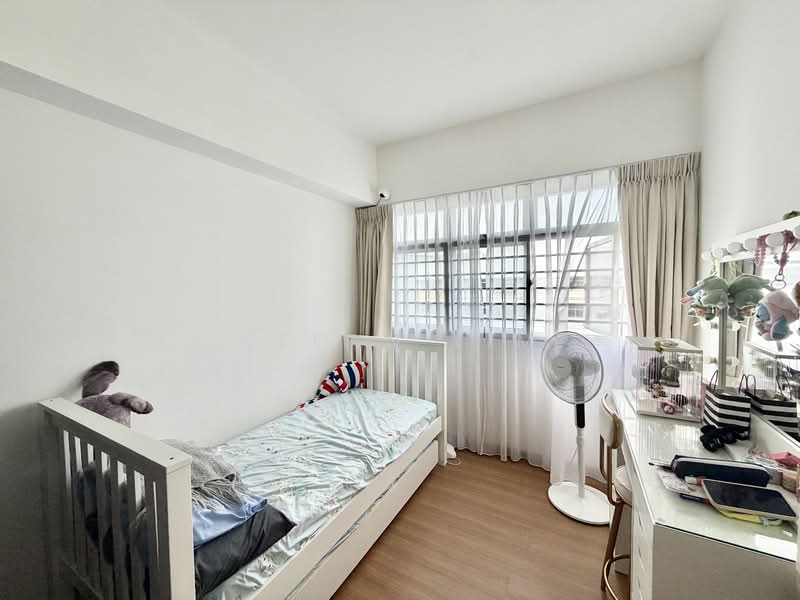 620A Tampines Street 61 HDB Flat For Sale at S$ 850,000 | PropertyGuru Singapore - Bedroom
