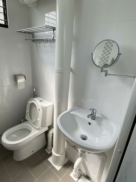 142 Jalan Bukit Merah HDB Flat For Sale at S$ 480,000 | PropertyGuru Singapore - Bathroom