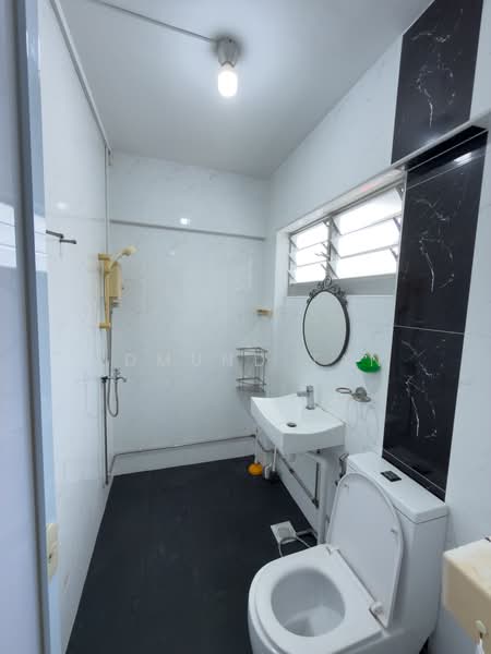 116 Yishun Ring Road HDB Flat For Sale at S$ 524,000 | PropertyGuru Singapore - Master Bathroom