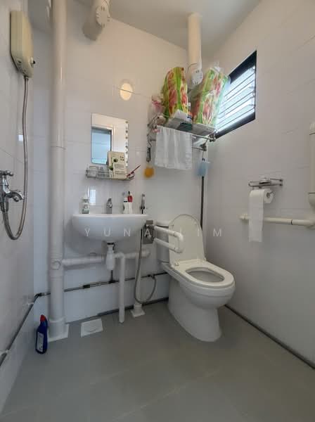 540 Bedok North Street 3 HDB Flat For Sale at S$ 435,000 | PropertyGuru Singapore - Bathroom