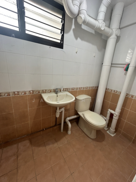 229 Yishun Street 21, 229 Yishun Street 21, 3 Bedrooms, 1,346 sqft, HDB Flat For Sale, by Jane Chia, 500060705 - Common bathroom - PropertyGuru.com.sg