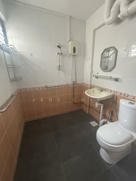 229 Yishun Street 21, 229 Yishun Street 21, 3 Bedrooms, 1,346 sqft, HDB Flat For Sale, by Jane Chia, 500060705 - Master bathroom - PropertyGuru.com.sg