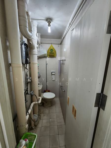 51 Lorong 6 Toa Payoh HDB Flat For Sale at S$ 350,000 | PropertyGuru Singapore - Bathroom
