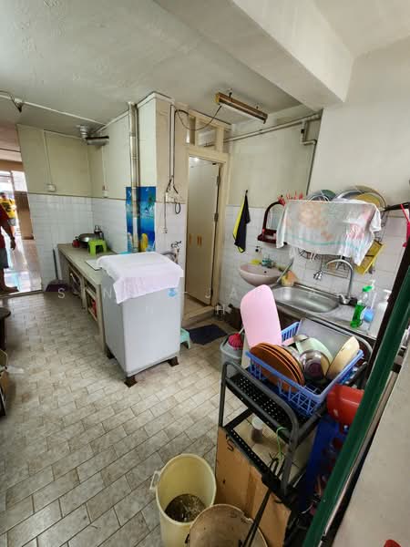 51 Lorong 6 Toa Payoh HDB Flat For Sale at S$ 350,000 | PropertyGuru Singapore - Kitchen