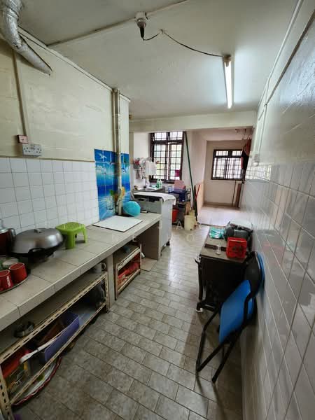 51 Lorong 6 Toa Payoh HDB Flat For Sale at S$ 350,000 | PropertyGuru Singapore - Kitchen
