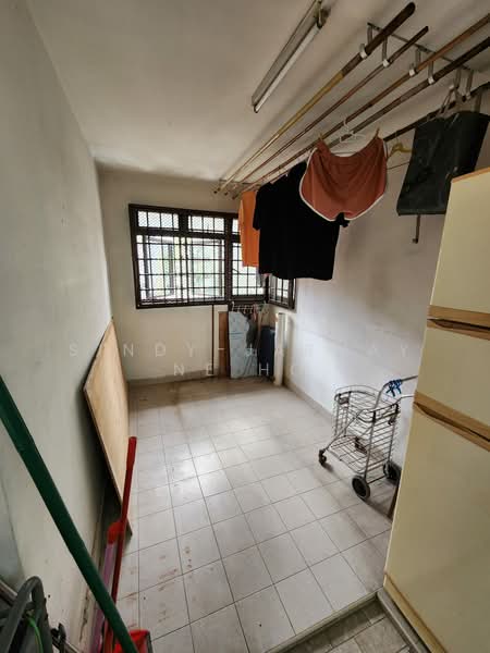 51 Lorong 6 Toa Payoh HDB Flat For Sale at S$ 350,000 | PropertyGuru Singapore - Utility Room