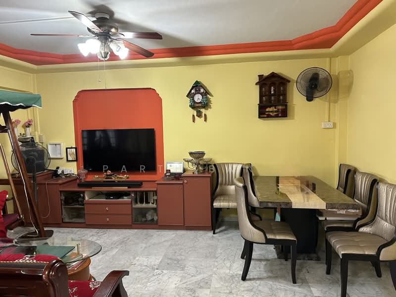 223 Choa Chu Kang Central HDB Flat For Sale at S$ 590,000 | PropertyGuru Singapore - Living Room