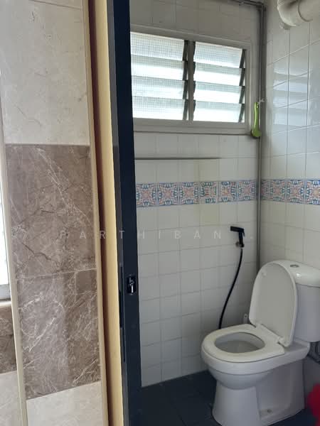 223 Choa Chu Kang Central HDB Flat For Sale at S$ 590,000 | PropertyGuru Singapore - Bathroom