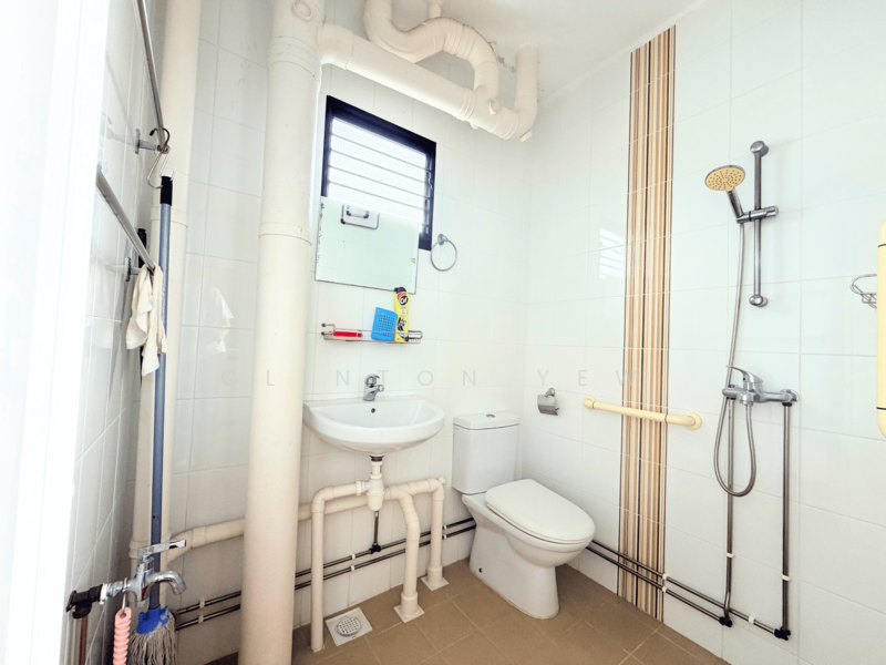 421 Tampines Street 41, 421 Tampines Street 41, 2 Bedrooms, 797 sqft, HDB Flat For Rent, by Clinton Yew, 500060726 - Bathroom - PropertyGuru.com.sg