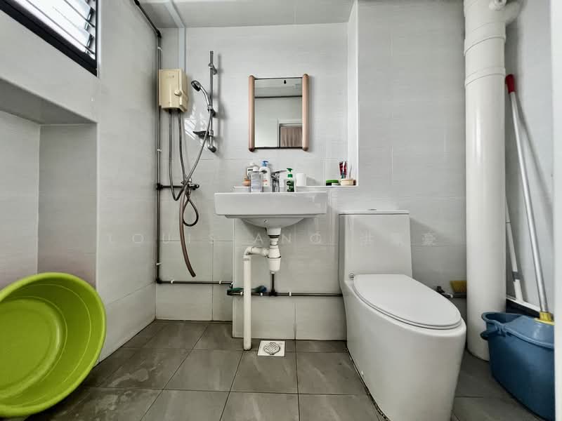 512 Choa Chu Kang Street 51 HDB Flat For Sale at S$ 688,000 | PropertyGuru Singapore - Bathroom